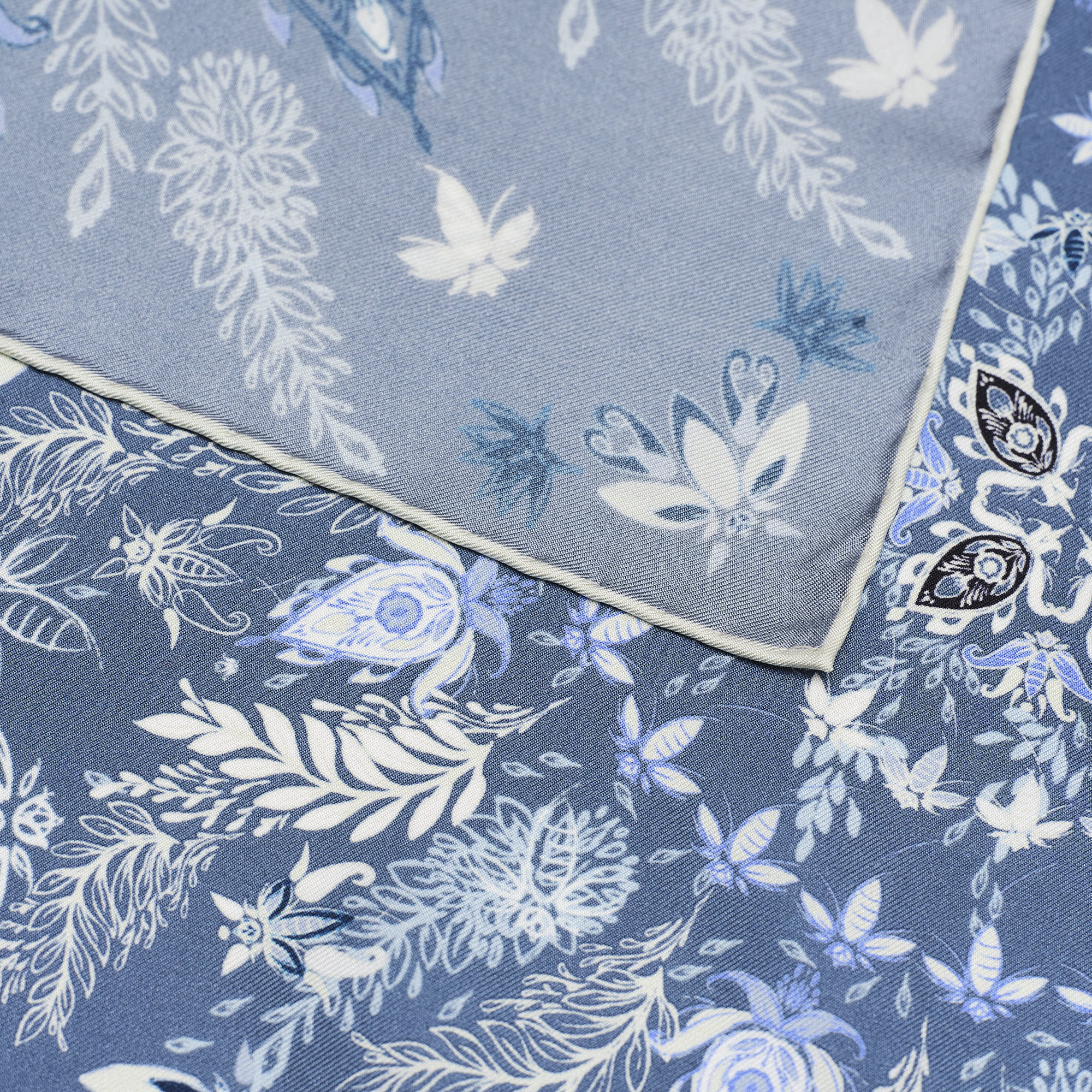 petrusse-carr-soie-105-oria-denim-foulard image 4