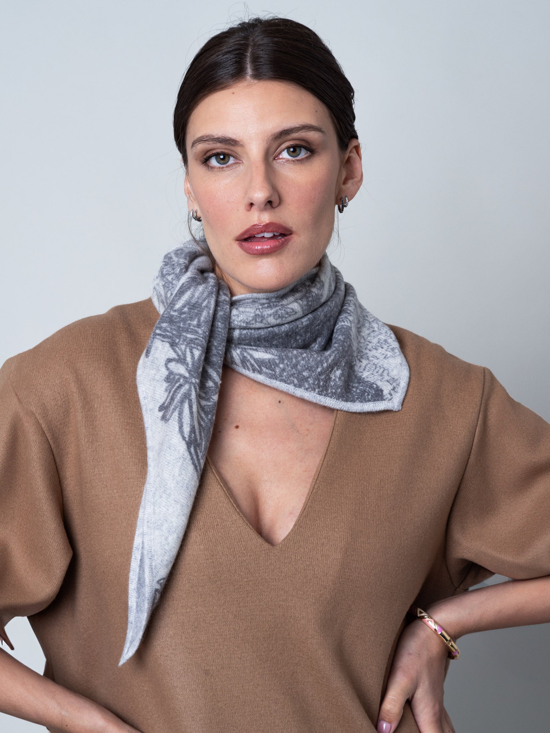 petrusse-maya-trigone-triangle-100-cachemire-gris image 2