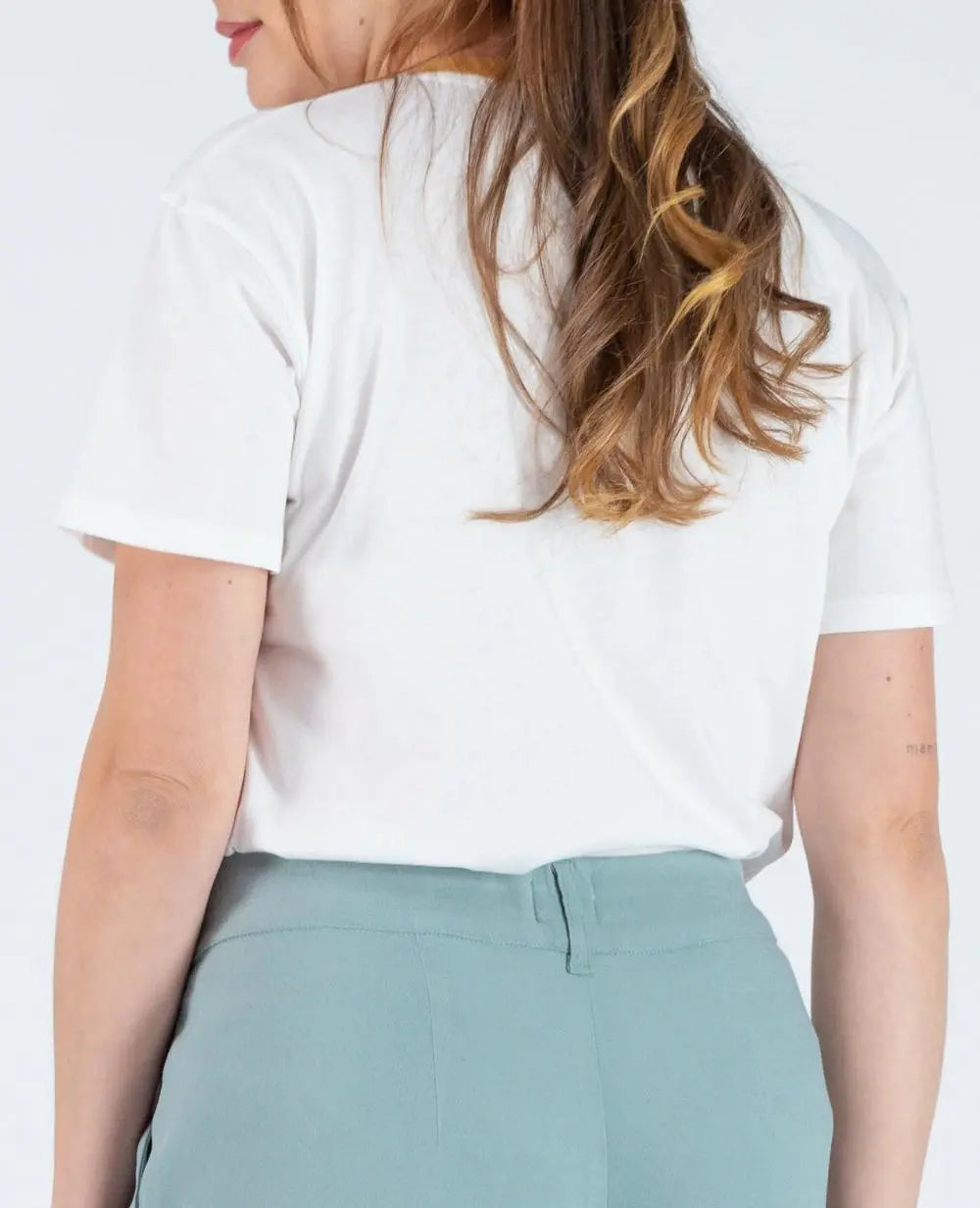 cache-c-ur-love-is-all-t-shirt-de-grossesse-ivoire-coton-bio image 2