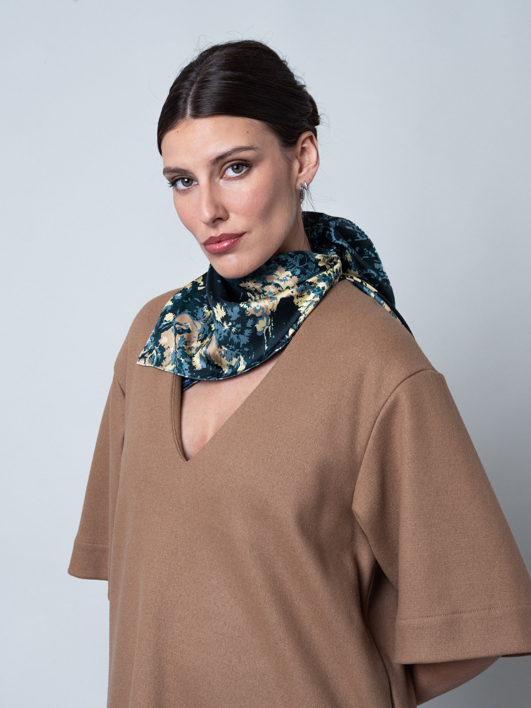petrusse-carr-soie-65-circ-e-kaki-foulard-twill image 6