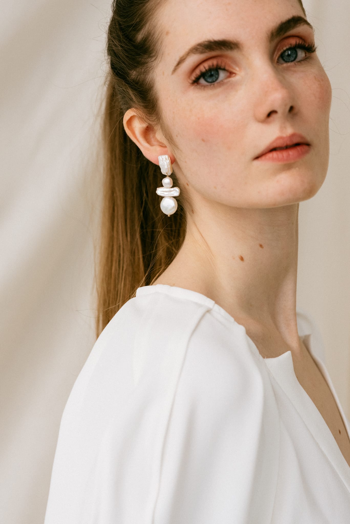 maison-sabben-celyne-boucles-minimalistes-fleur-perles-baroques image 3