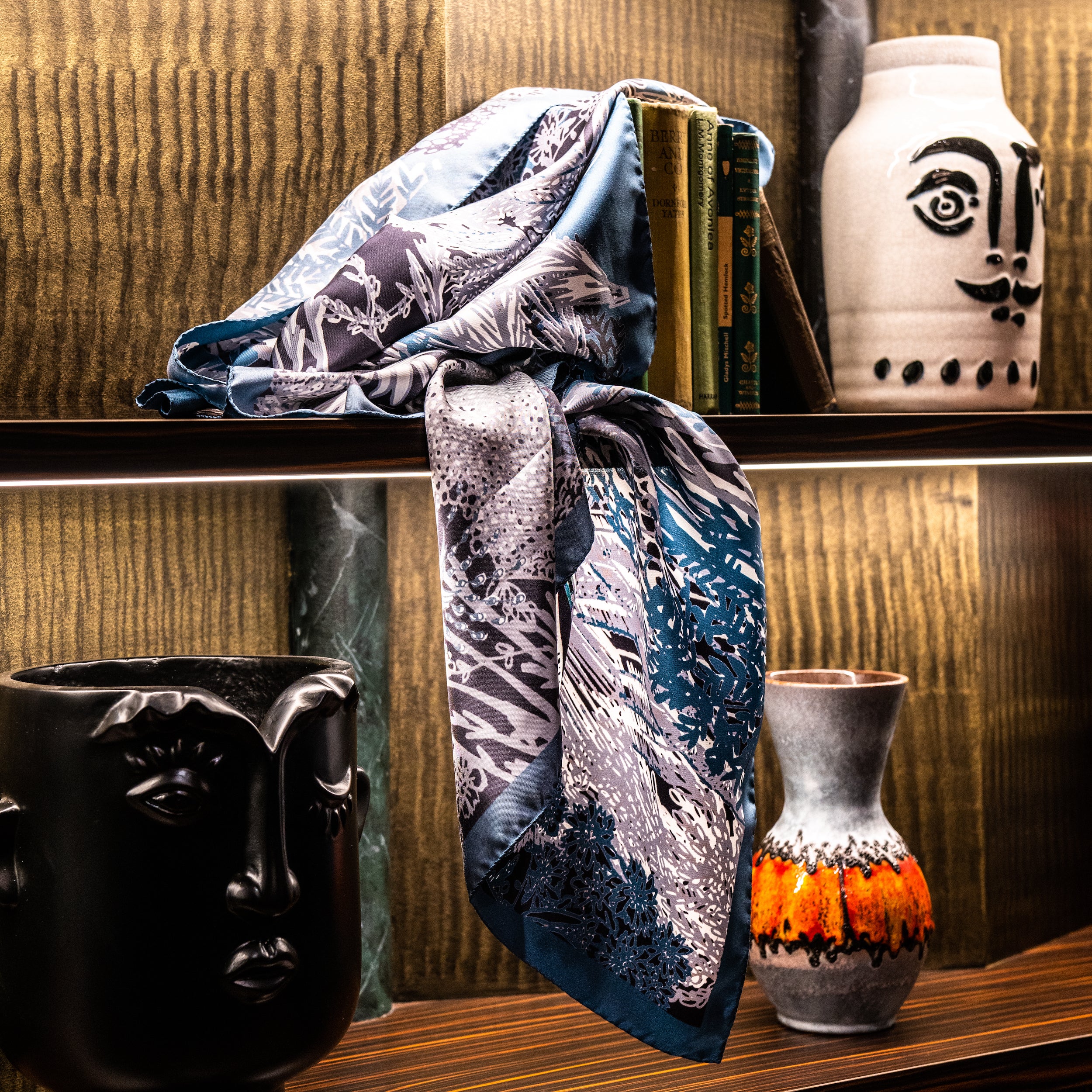 petrusse-carr-soie-90-eve-bleu-taupe-foulard-jungle-v-g-tale image 6