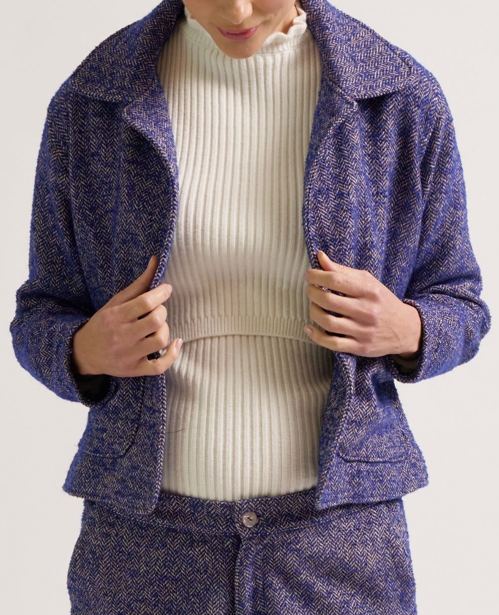 cache-c-ur-pippa-veste-courte-de-maternit-bleu-tweed-chevron image 6