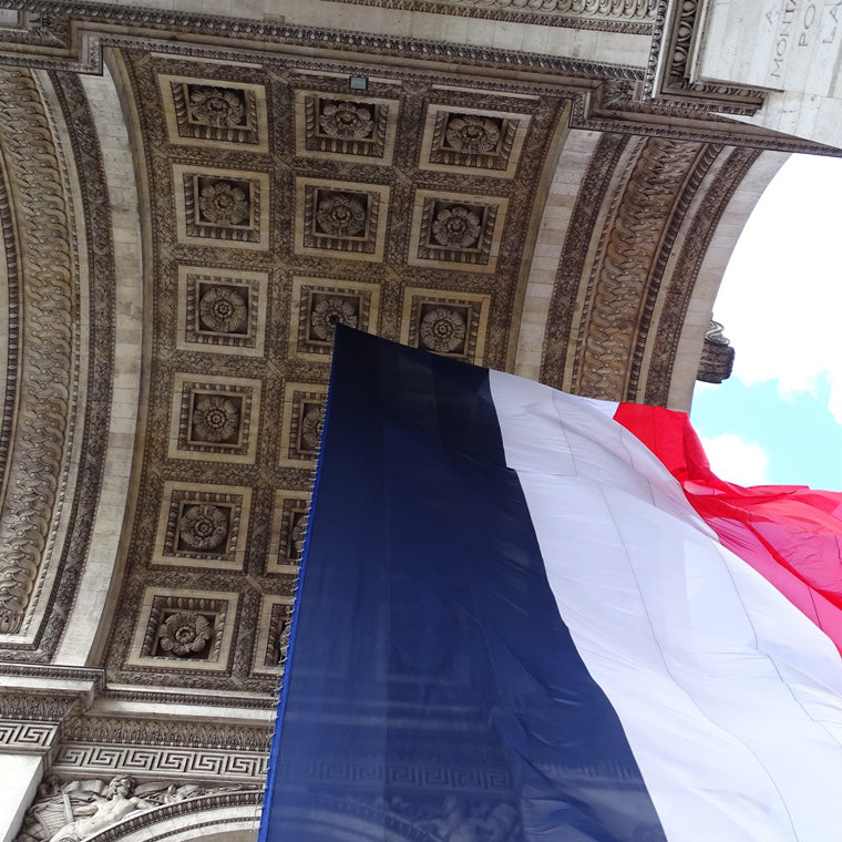 petrusse-carr-soie-90-triomphe-foulard-carr-soie-bleu-bleuet-de-france image 2