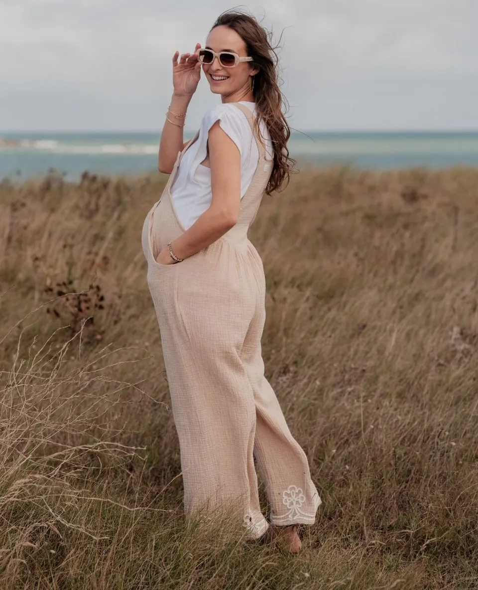 cache-c-ur-yael-salopette-de-maternit-beige image 1