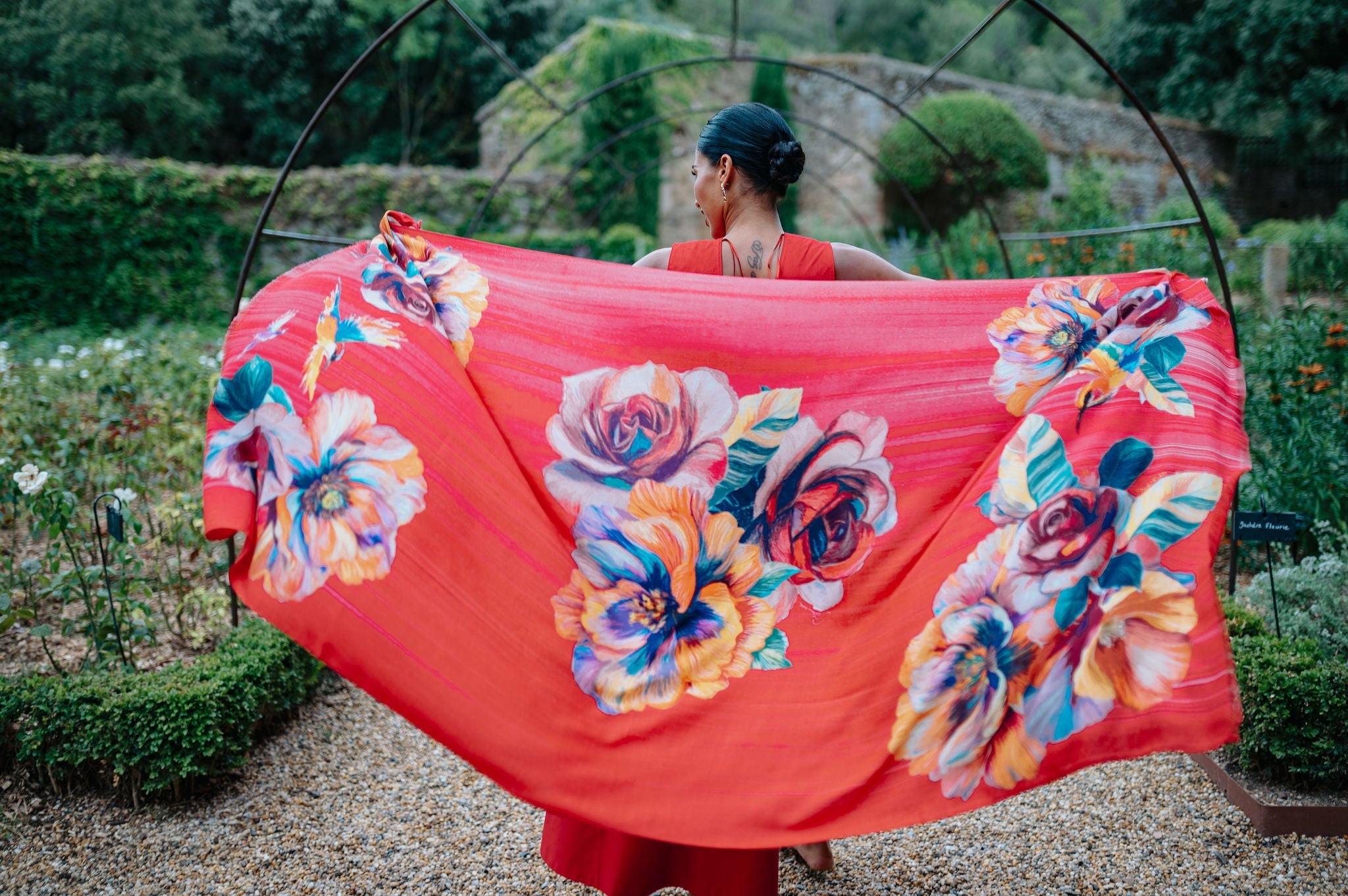 petrusse-icone-rouge-tole-jardin-frida-kahlo image 4