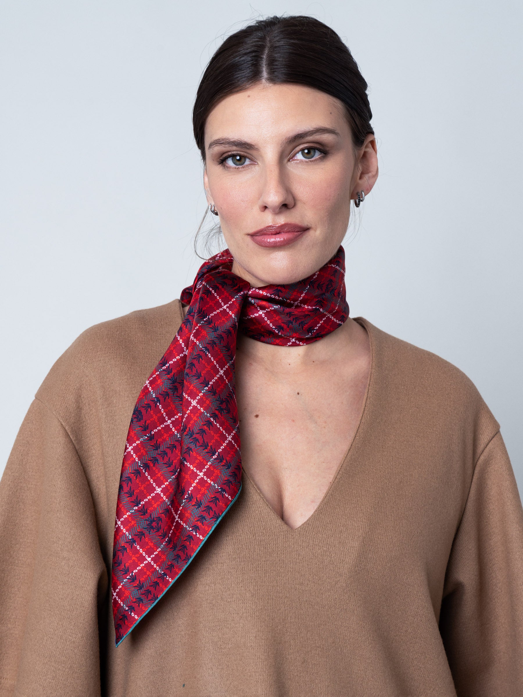 petrusse-carr-soie-90-clan-petrusse-rouge-foulard-tartan-twill-de-soie image 2