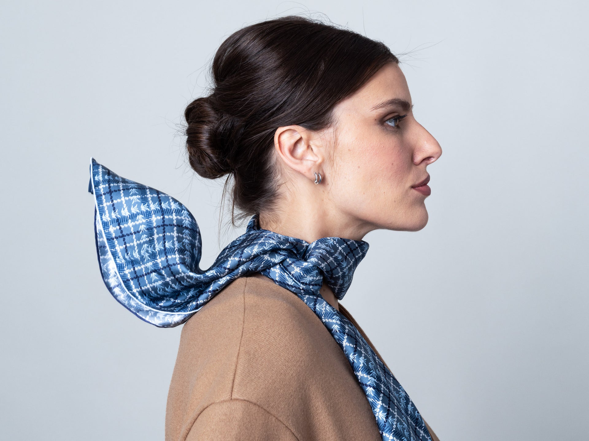 petrusse-silk-scarf-90-clan-denim-carr-soie image 1