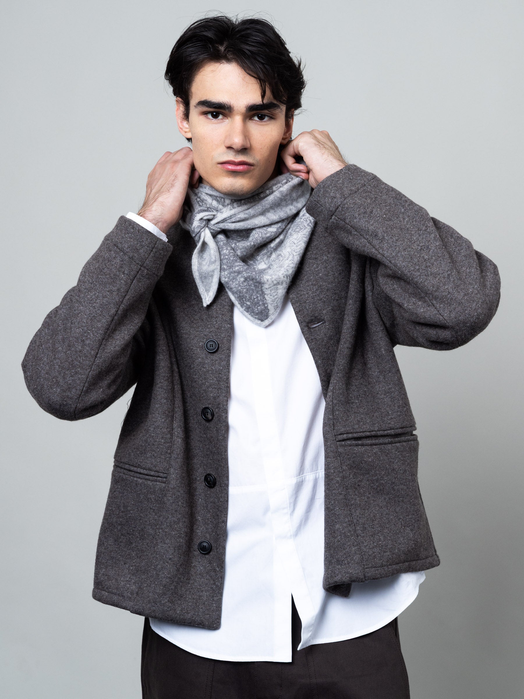petrusse-maya-trigone-triangle-100-cachemire-gris image 6