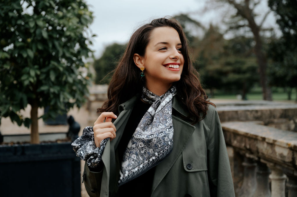 petrusse-carr-soie-65-boh-me-mini-noir-foulard-satin-de-soie image 4