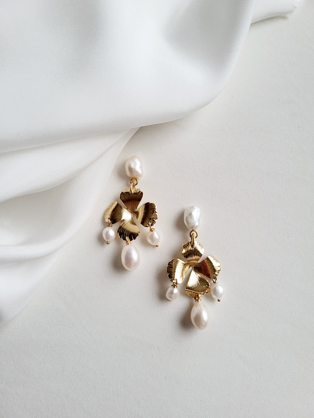 maison-sabben-boucles-d-oreilles-chandelier-bianca-fleur-6-cm-perles image 1