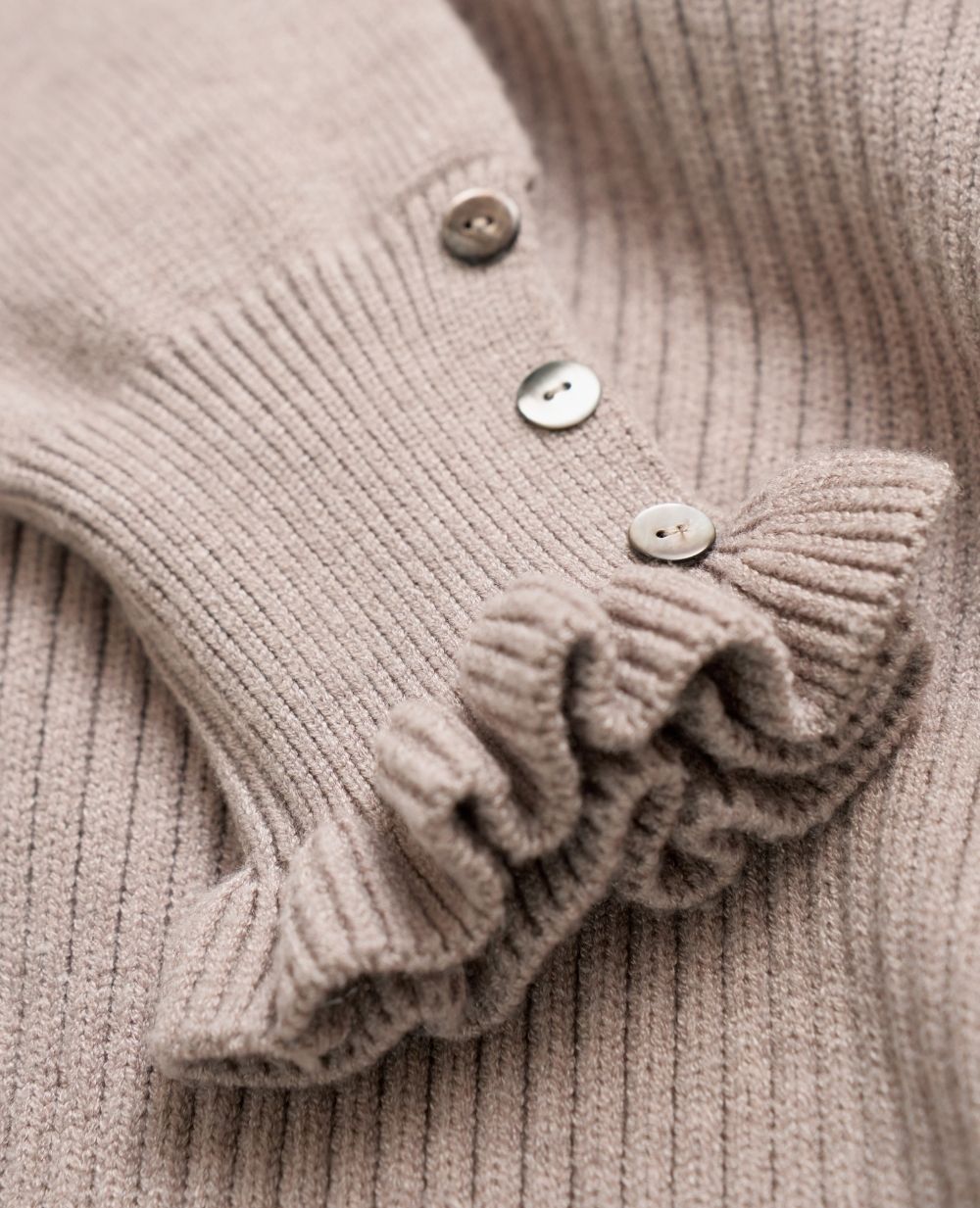 cache-c-ur-doroth-e-pull-grossesse-allaitement-taupe-volants image 7