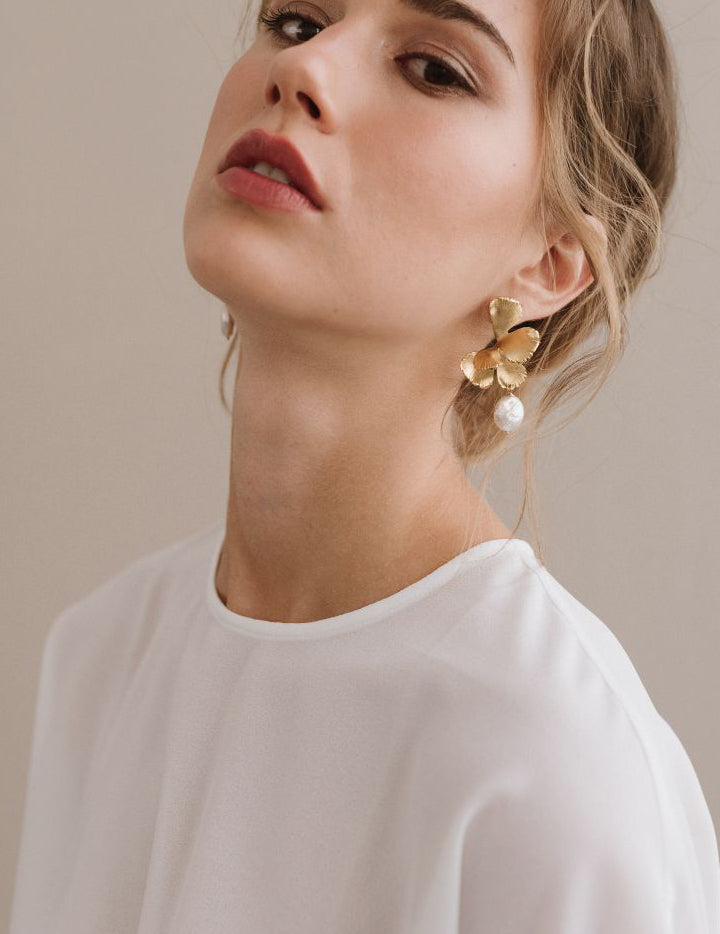 maison-sabben-univers-pearl-medium-boucles-d-oreilles-mari-e-fleur-dor-e-perles- image 3