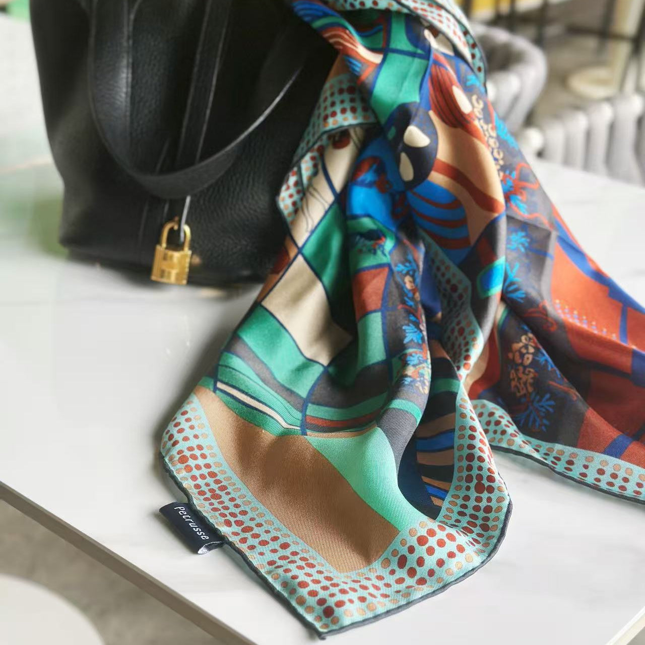 petrusse-carr-soie-90-calix-bleu-clair-foulard-cit-du-vin image 2