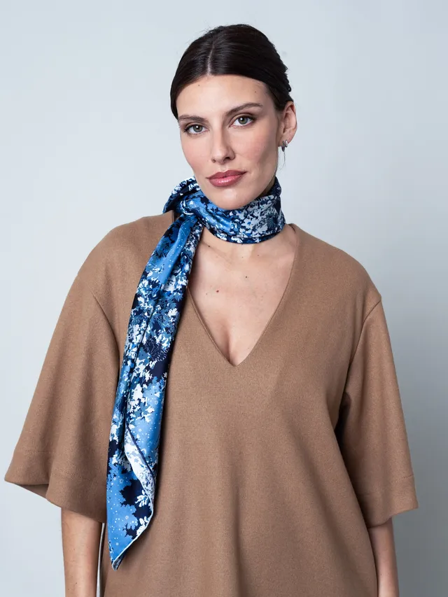 petrusse-carr-soie-90-brume-denim-foulard image 1