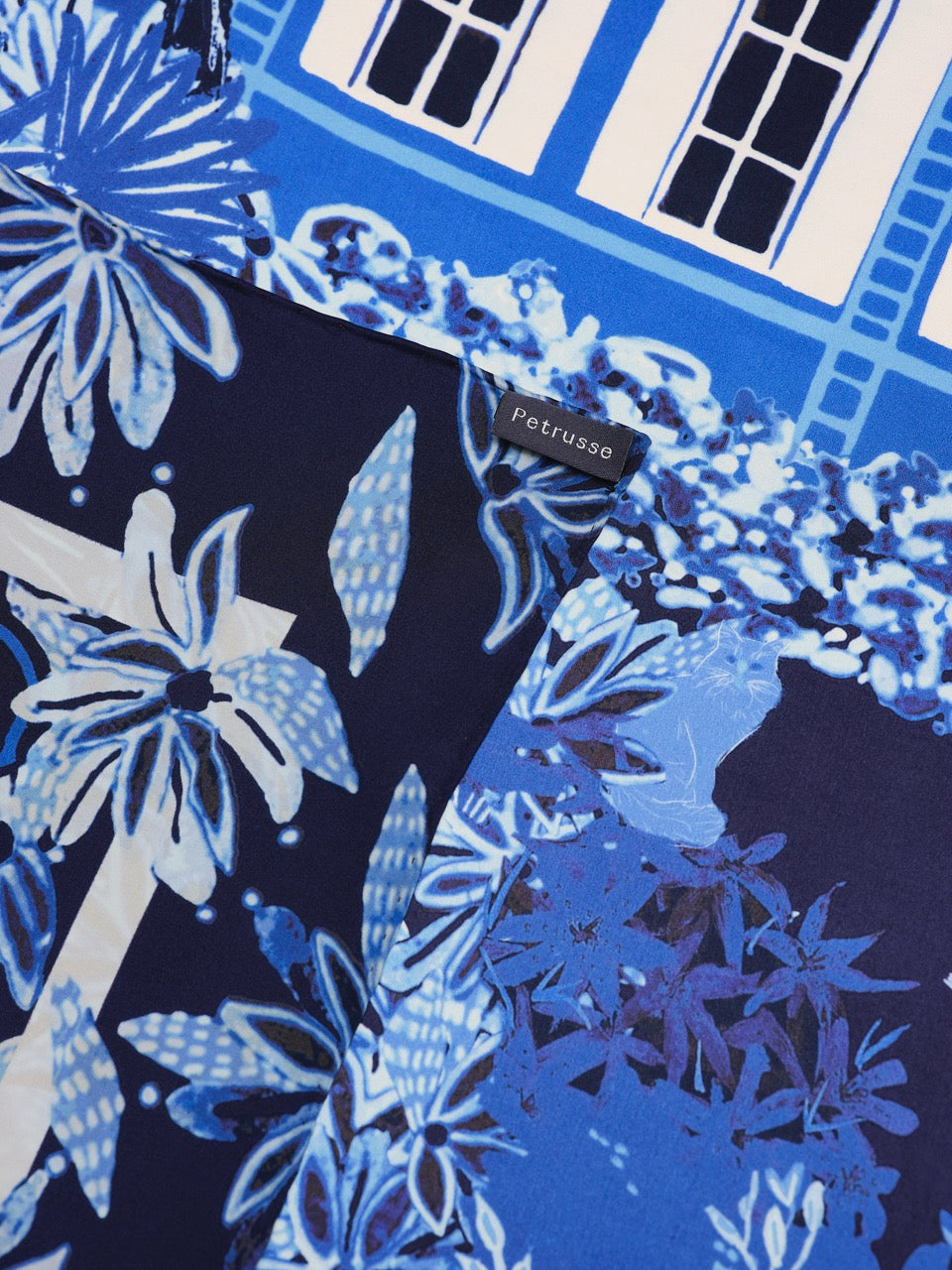 petrusse-carr-soie-105-fantasy-navy-foulard image 3