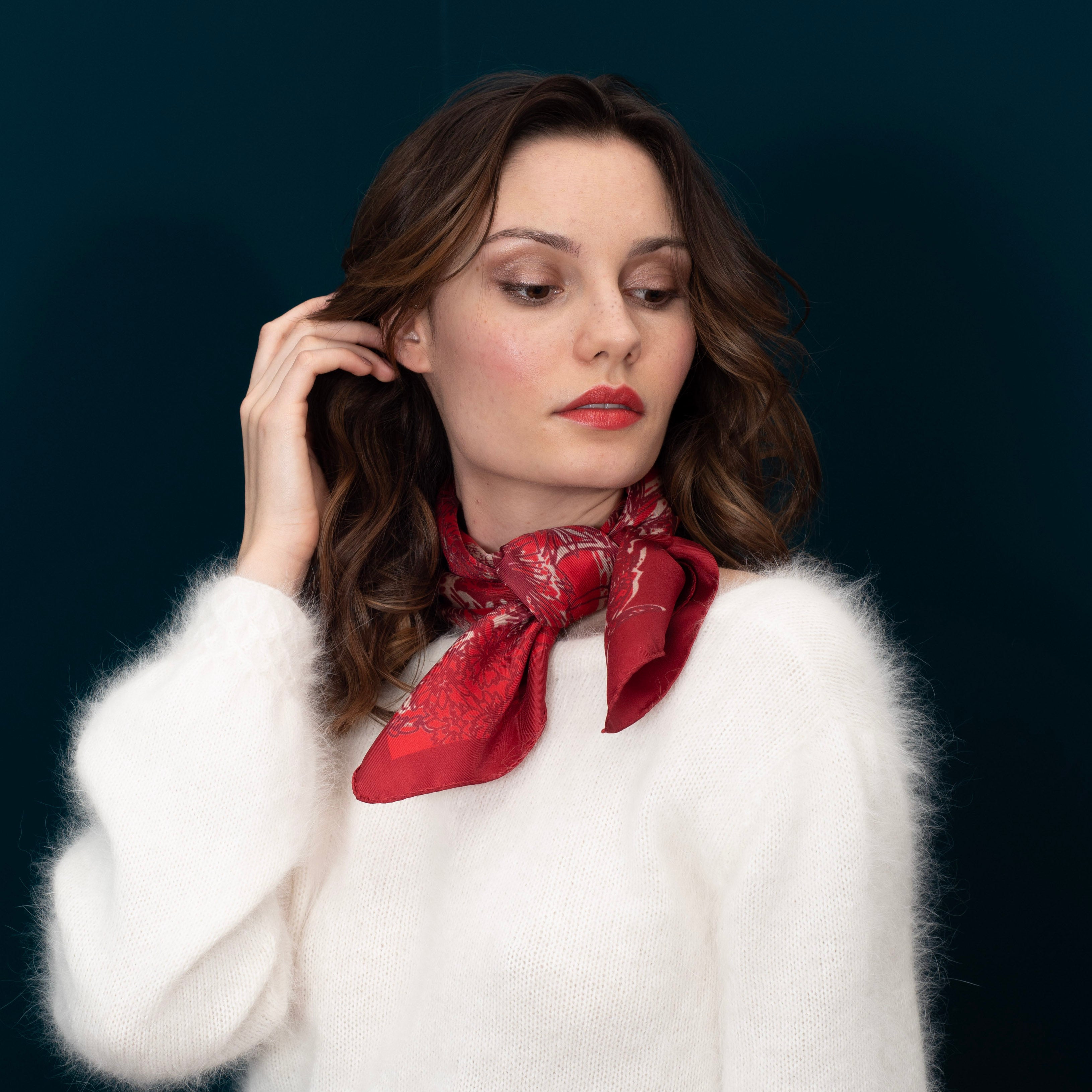 petrusse-carr-soie-90-eve-rouge-foulard-jungle image 3