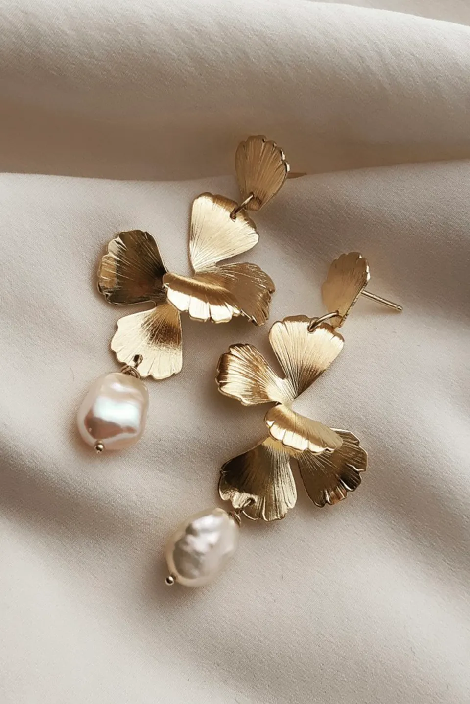 maison-sabben-romance-boucles-d-oreilles-mari-e-fleur-d-structur-e-perles image 1
