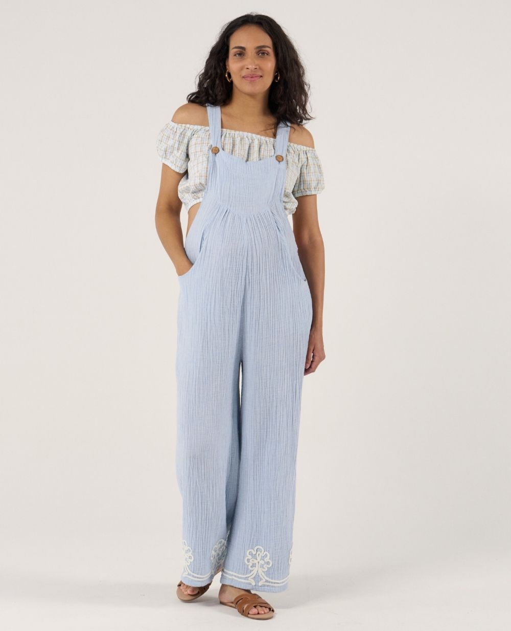 cache-c-ur-yael-salopette-de-maternit-bleu-broderie-cordon image 2