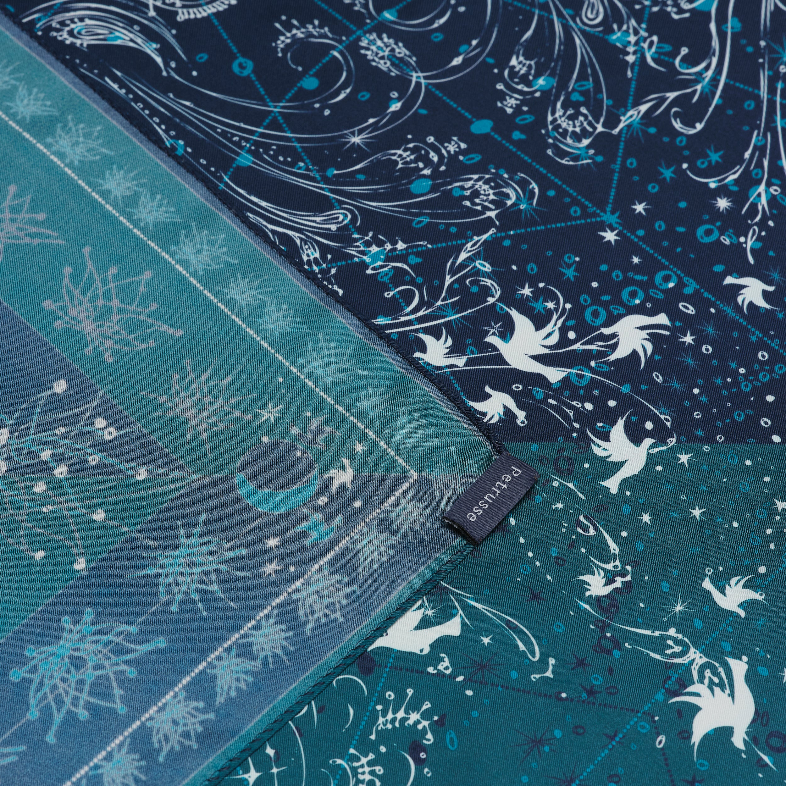 petrusse-carr-soie-90-z-nith-marine-foulard-en-soie image 5