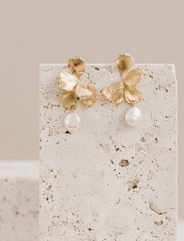 maison-sabben-univers-pearl-medium-boucles-d-oreilles-mari-e-fleur-dor-e-perles- image 2