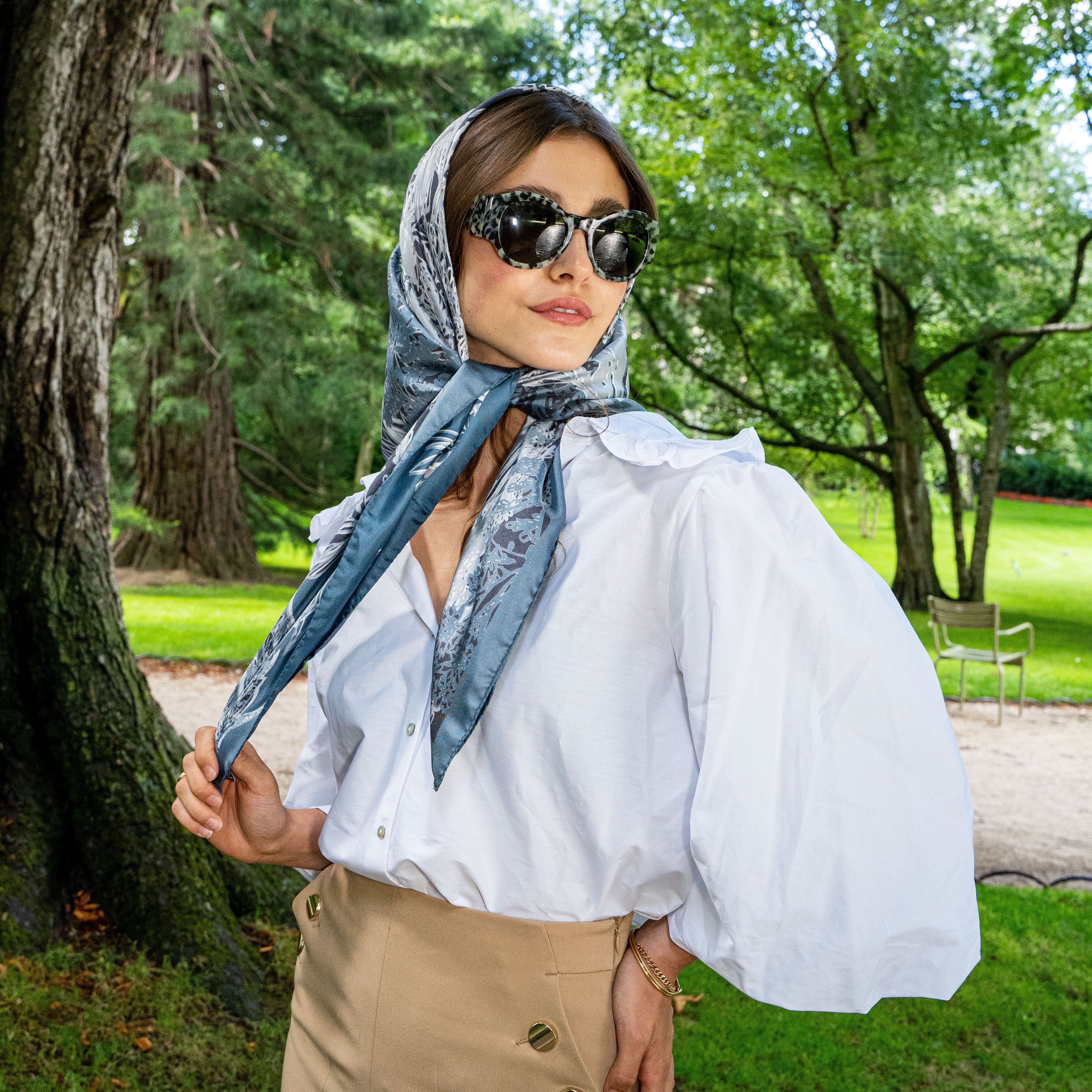petrusse-carr-soie-90-eve-bleu-taupe-foulard-jungle-v-g-tale image 2