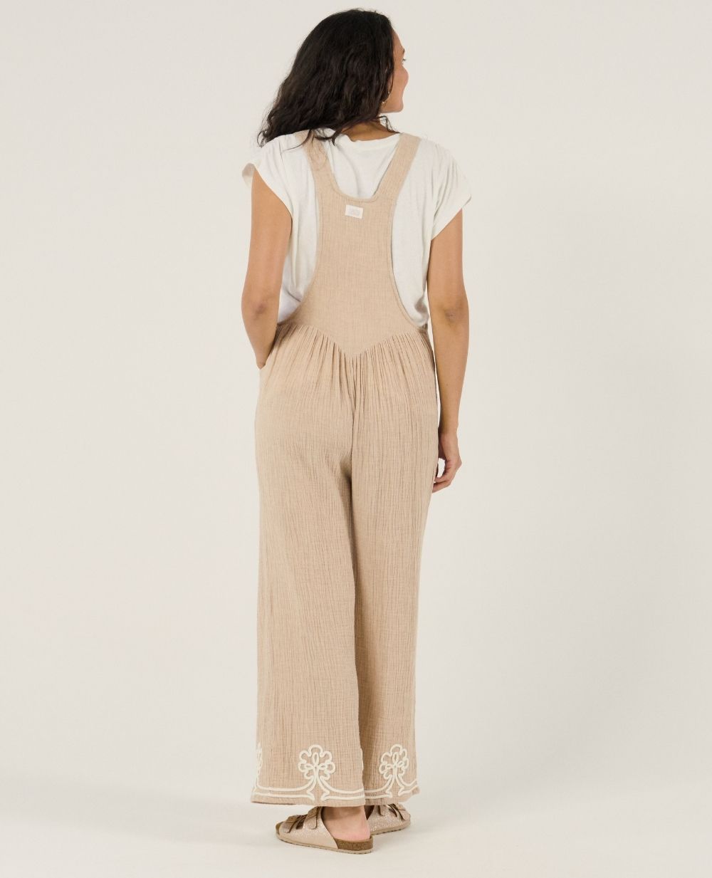 cache-c-ur-yael-salopette-de-maternit-beige image 6