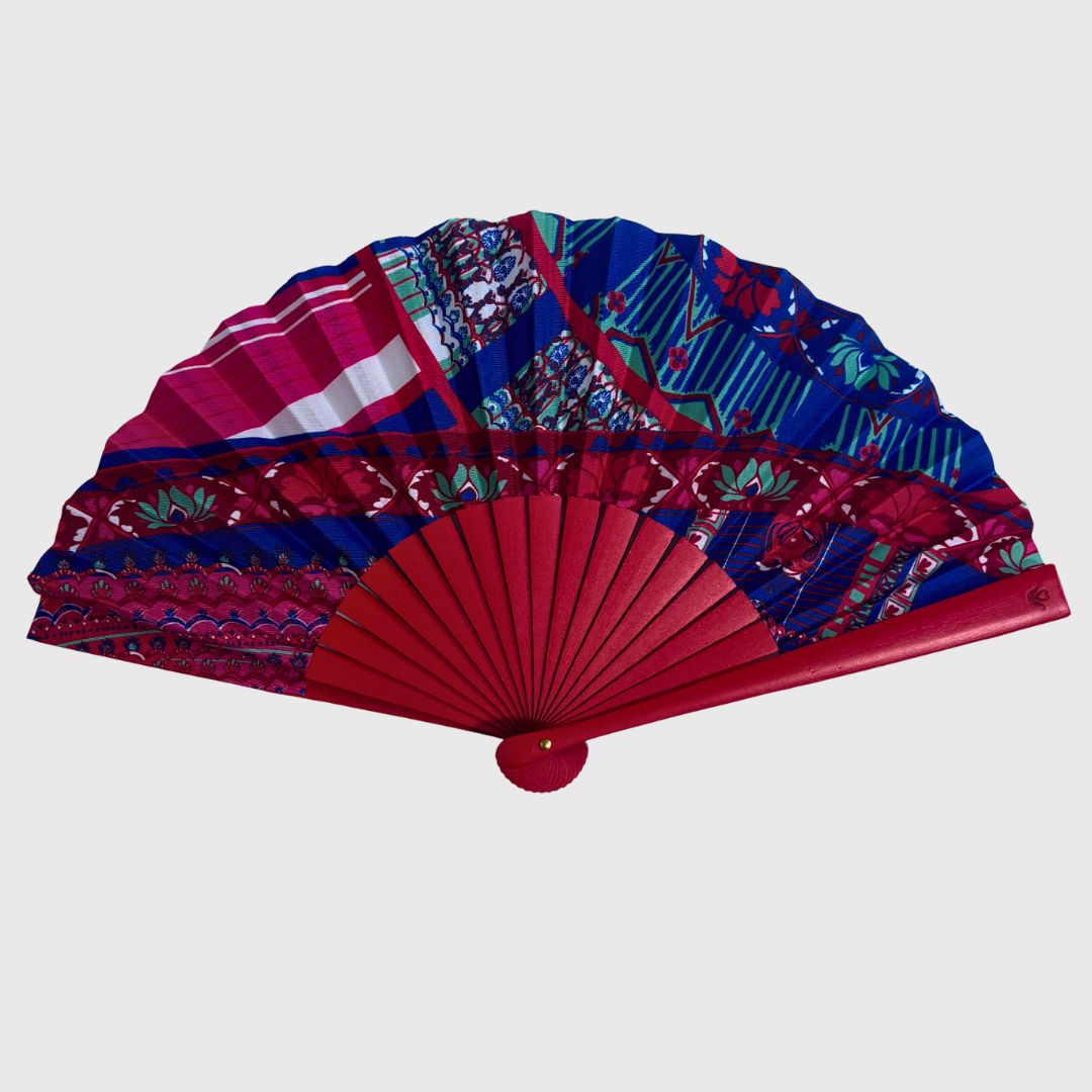 petrusse-sous-le-ciel-de-paris-ventail-bois-rouge-dominante-bleu image 1