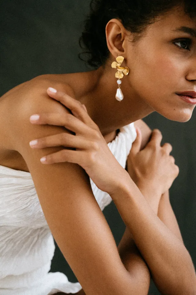 maison-sabben-olive-boucles-d-oreilles-mari-e-fleur-perles-de-culture image 1