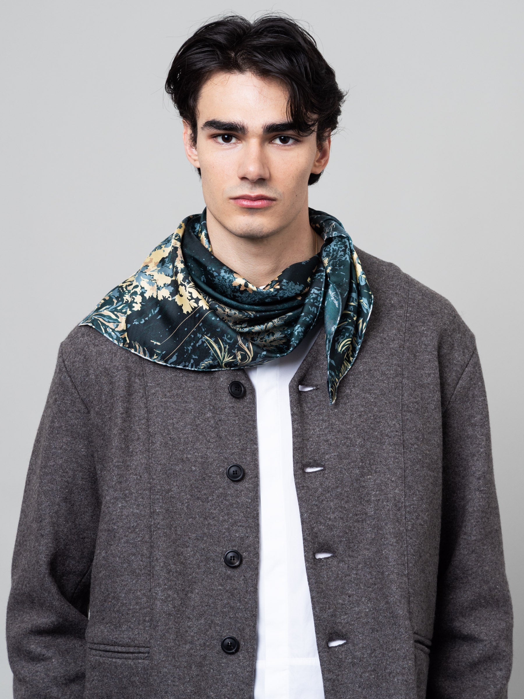 petrusse-carr-soie-65-circ-e-kaki-foulard-twill image 1