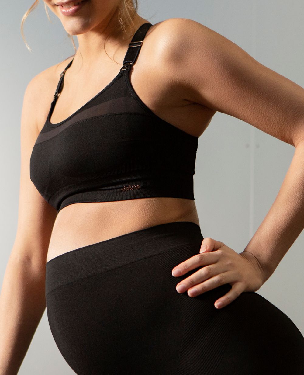 cache-c-ur-brassi-re-de-sport-grossesse-et-allaitement-woma-noir image 2