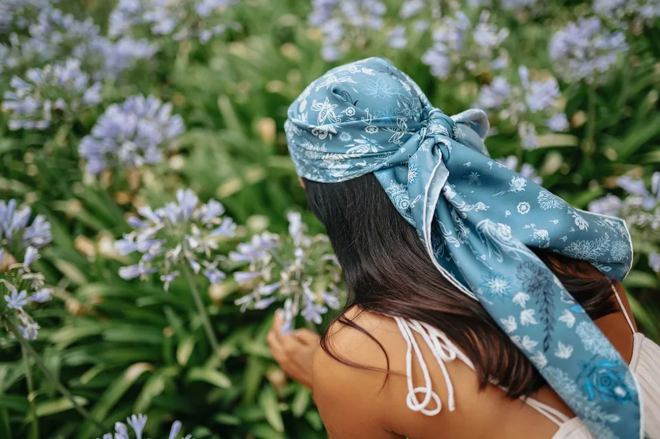 petrusse-carr-soie-105-oria-denim-foulard image 1