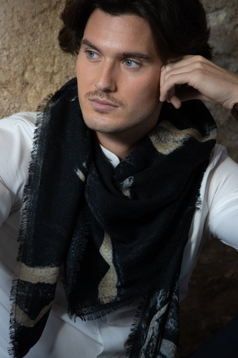 petrusse-allure-eb-ne-carr-laine-et-soie-120cm-noir image 2