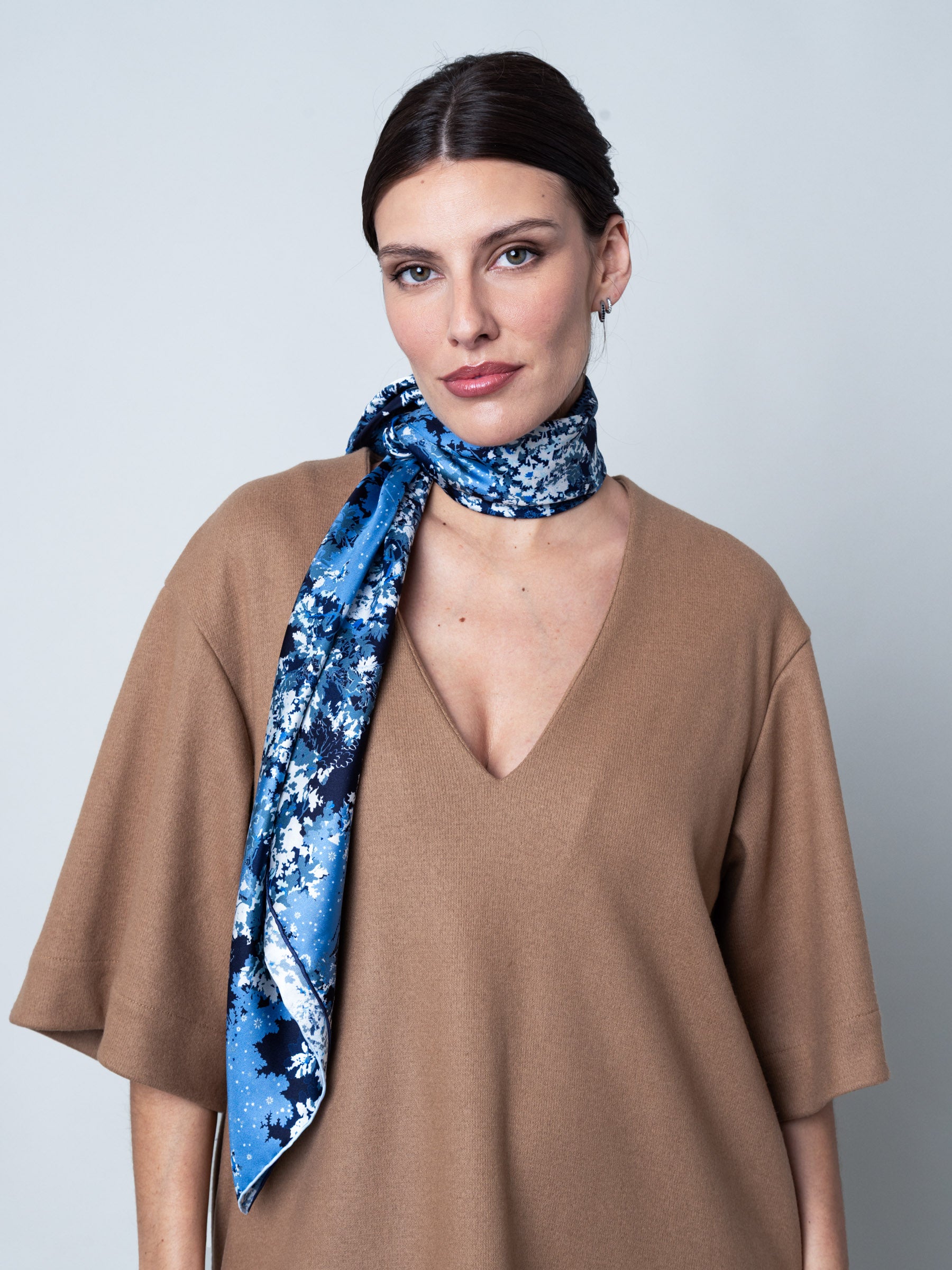 petrusse-brume-denim-carr-de-soie-90x90-twill-dition-30-ans image 1
