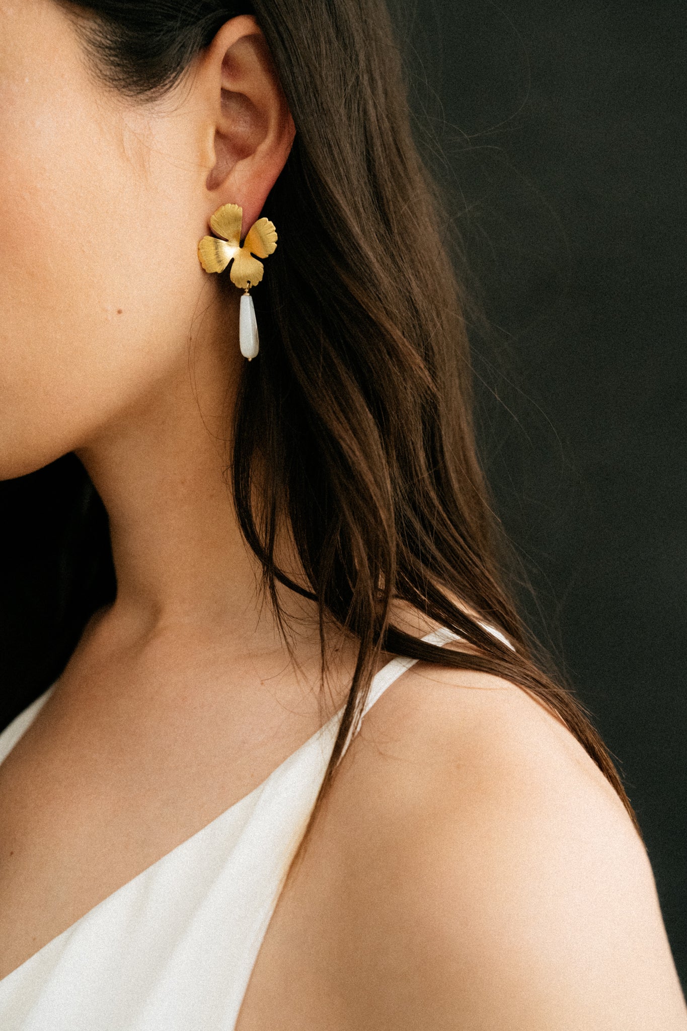 maison-sabben-albarine-boucles-d-oreilles-mari-e-fleur-torsad-e-perles-baroques image 1