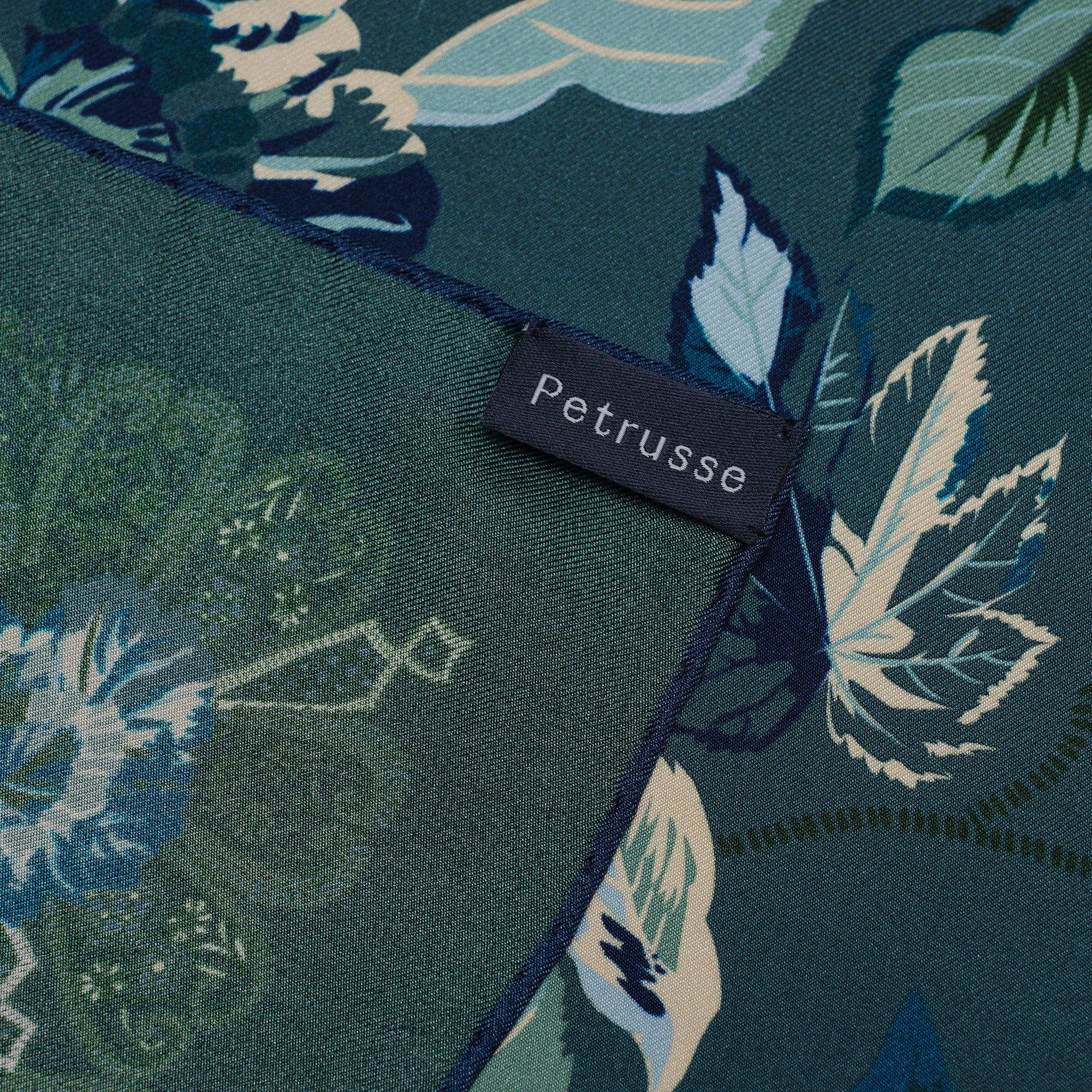 petrusse-ali-nor-meraude-carr-de-soie-65x65-cm image 5