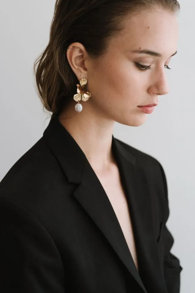 maison-sabben-univers-pearl-medium-boucles-d-oreilles-mari-e-fleur-dor-e-perles- image 1