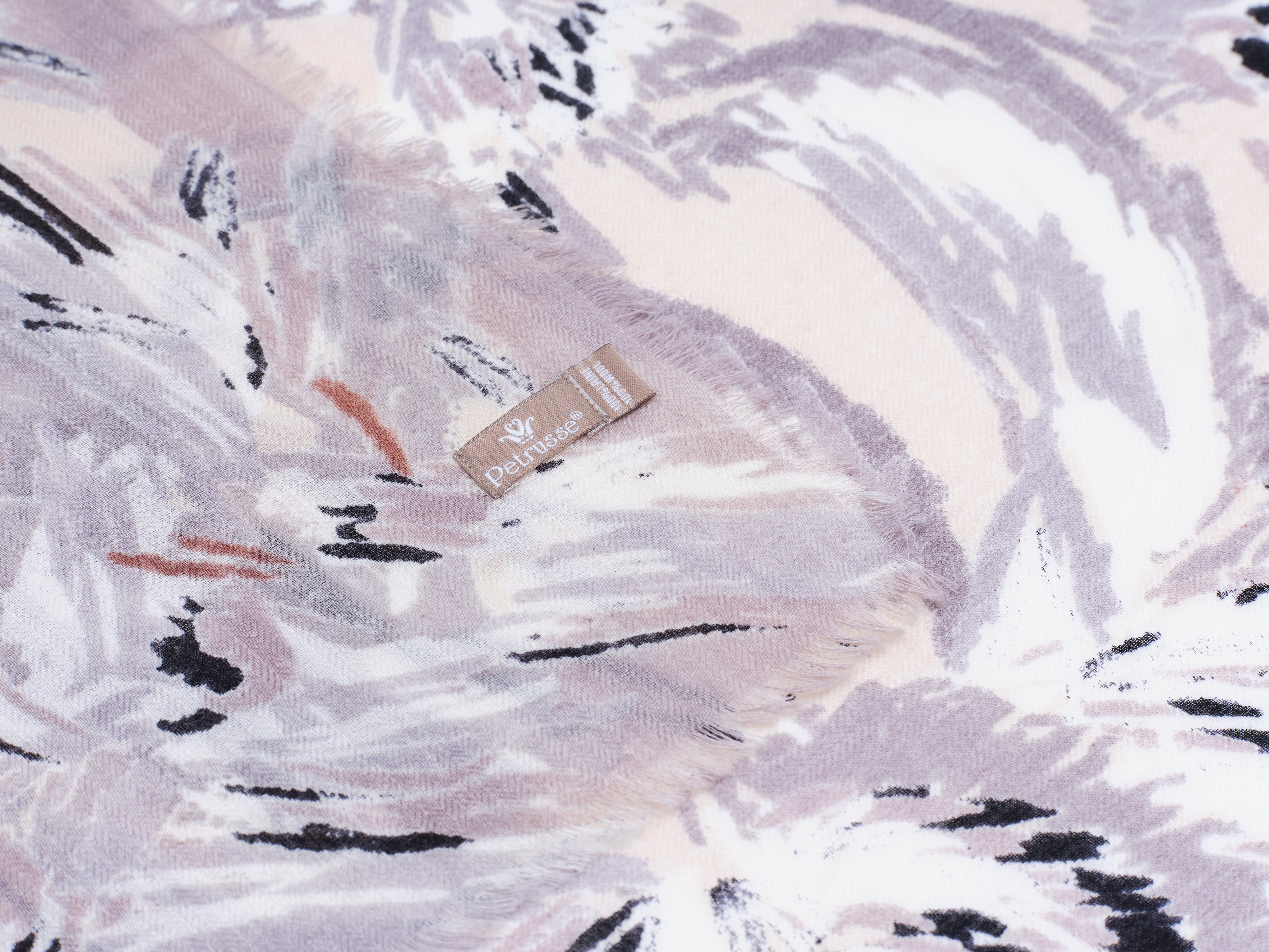 petrusse-lena-beige-carr-laine-130-dition-limit-e image 2