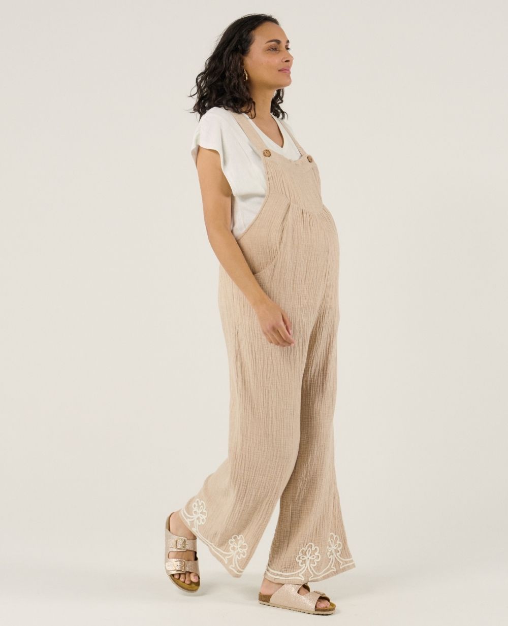 cache-c-ur-yael-salopette-de-maternit-beige image 4
