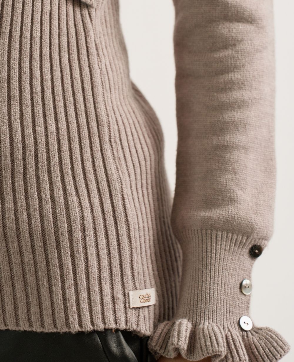 cache-c-ur-doroth-e-pull-grossesse-allaitement-taupe-volants image 5