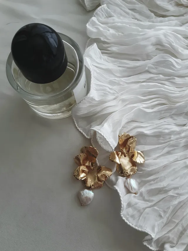 maison-sabben-boucles-d-oreilles-renaissance-fleur-p-tales-torsad-s-perles-de-cu image 1